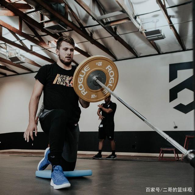 集结日体能课后，深圳男篮战术微调备战葡超，态度坚定，身体对抗强度拉满的简单介绍