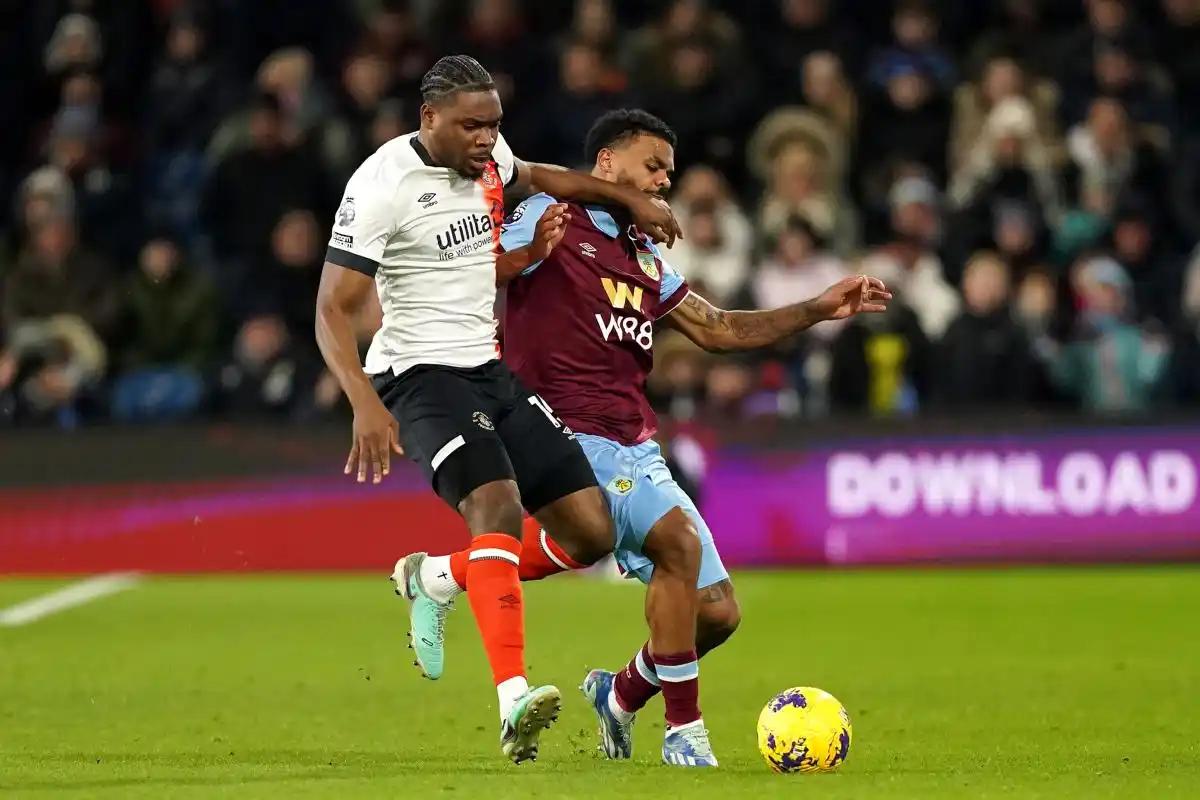 关于转折点比利亚雷亚尔回应争议，英超赛前攻防权衡，目标明确，赛程密集仍需轮换的信息